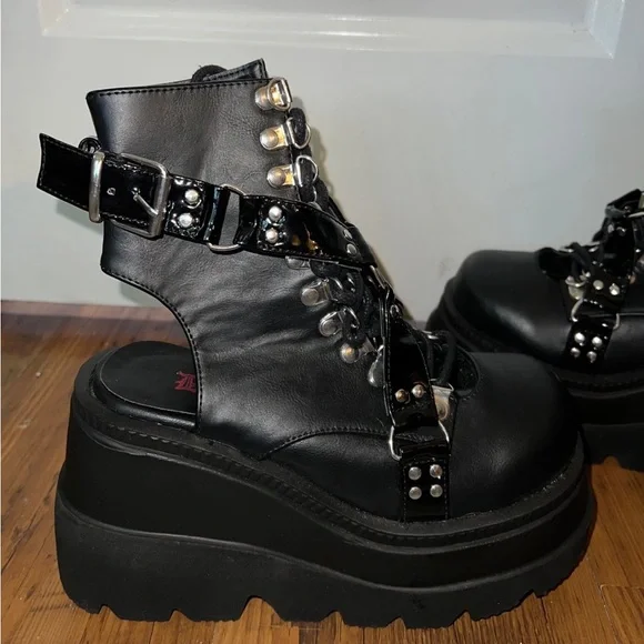 Women's Black Platform Boots - Picture 4 of 5